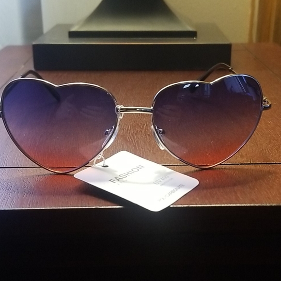 NEW-Heart shaped Ocean Lens Sunglasses - Picture 2 of 3